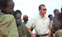 Författaren och journalisten Bengt Nilsson hävdar att Lundin Oil anlitade barnsoldater i Sudan. På bilden Ian Lundin och barnsoldater från Sudan.